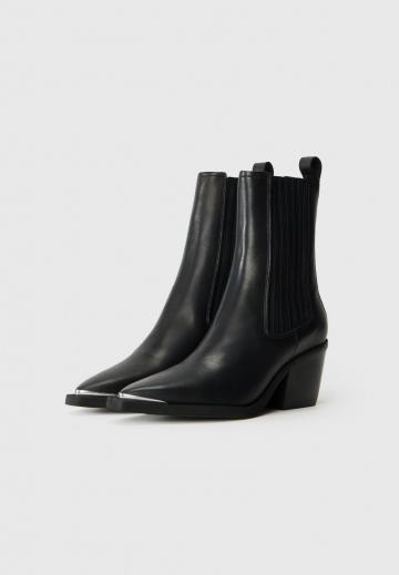 Полусапожки на высоком каблуке