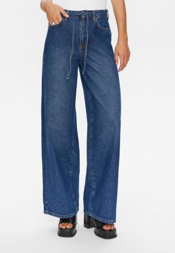 Клешеные джинсы