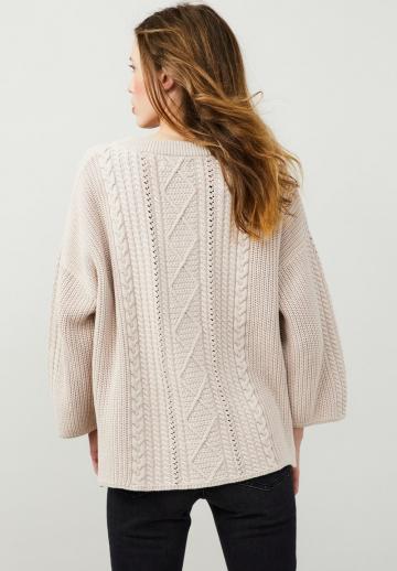 Пуловер с вырезом V