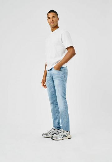 Узкие джинсы