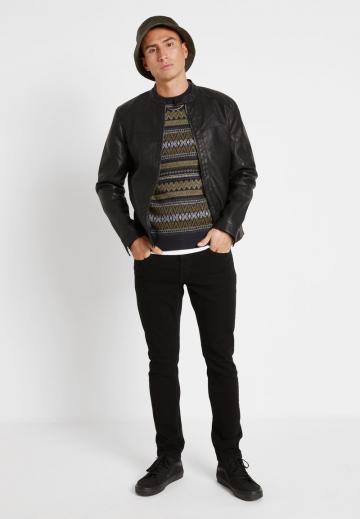 Узкие джинсы