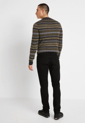 Узкие джинсы