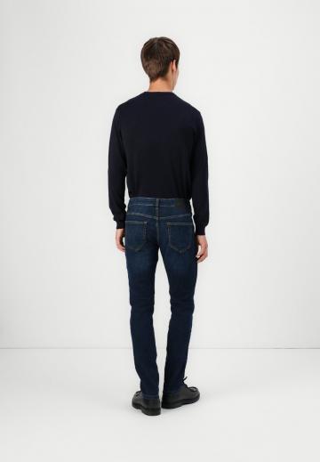 Узкие джинсы