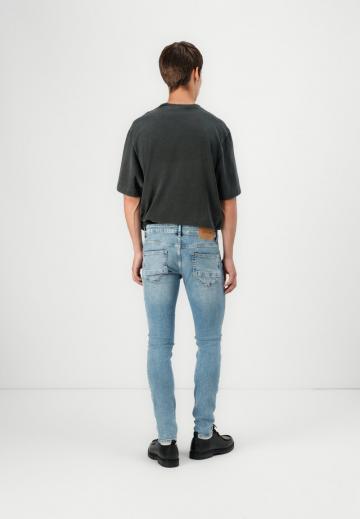 Узкие джинсы