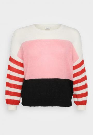 Пуловер в полоску