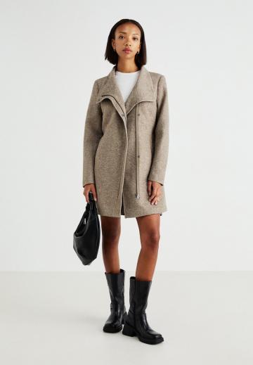 Короткое пальто