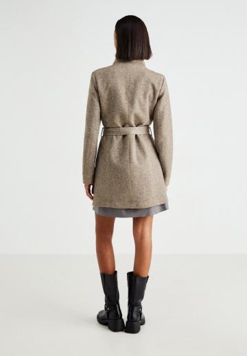 Короткое пальто