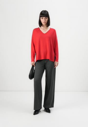 Пуловер с вырезом V