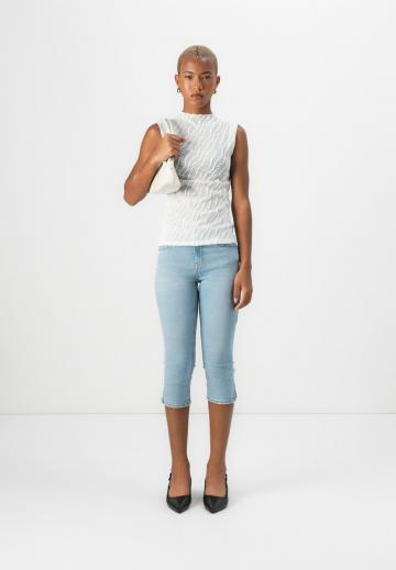 Короткие джинсы