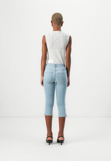 Короткие джинсы