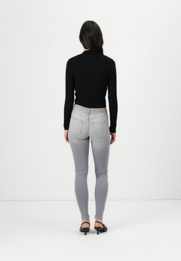 Узкие джинсы