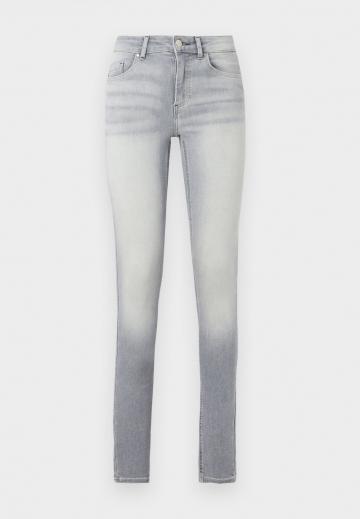 Узкие джинсы