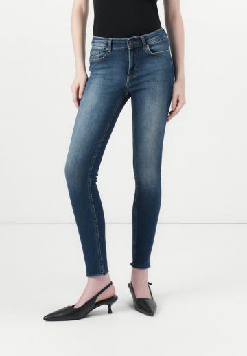 Узкие джинсы