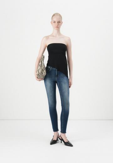 Узкие джинсы