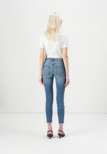 Короткие джинсы