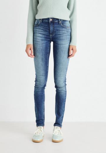 Узкие джинсы