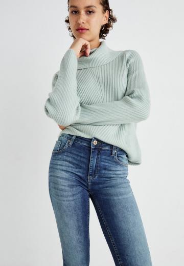 Узкие джинсы