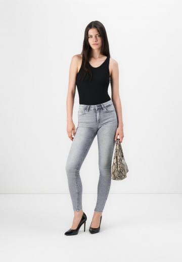 Узкие джинсы