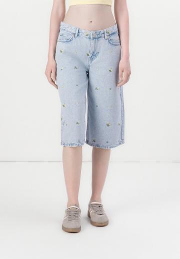 Короткие джинсы