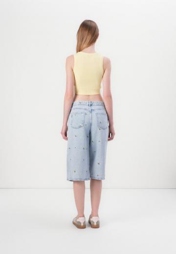 Короткие джинсы