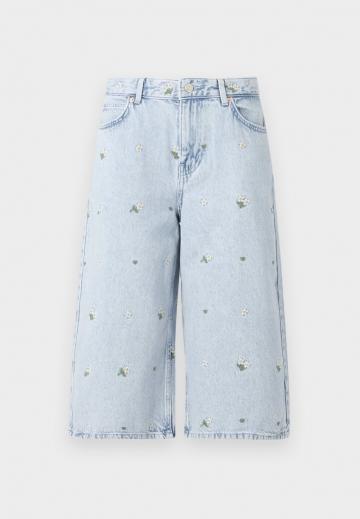 Короткие джинсы