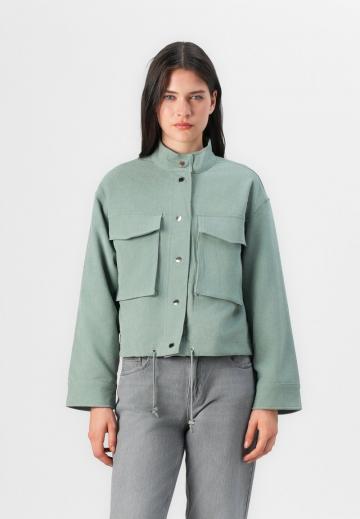 Куртка с накладнымит карманами