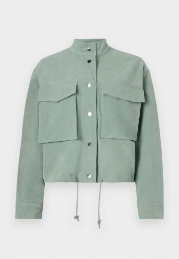 Куртка с накладнымит карманами