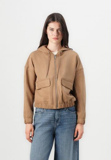 Куртка с накладнымит карманами