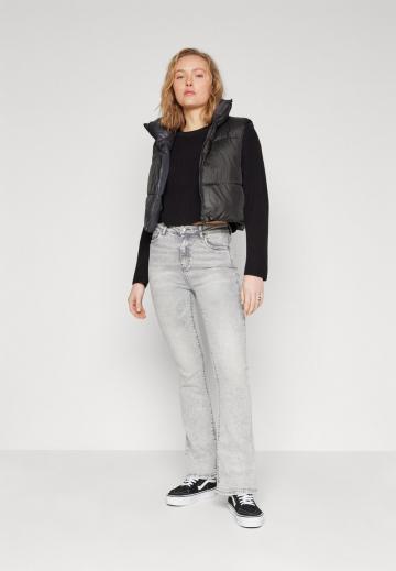 Клешеные джинсы