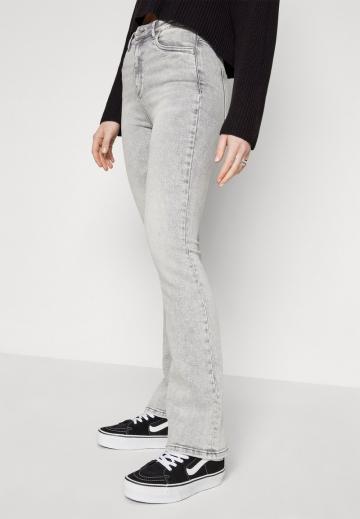 Клешеные джинсы