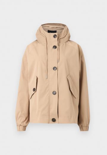 Куртка с накладнымит карманами