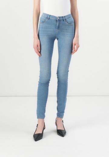 Узкие джинсы