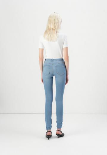 Узкие джинсы