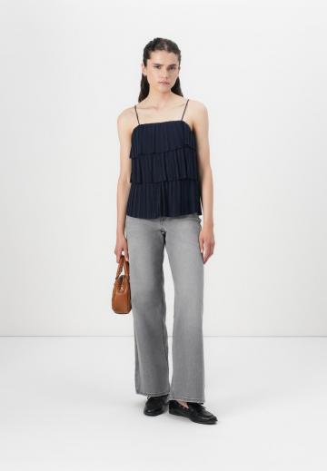 Блузка без рукавов