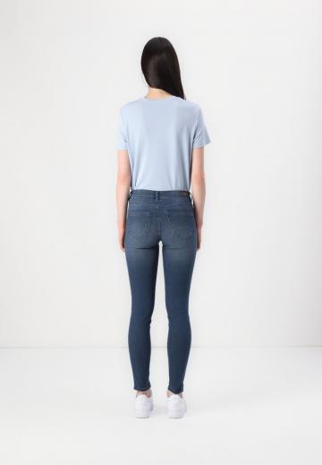 Узкие джинсы