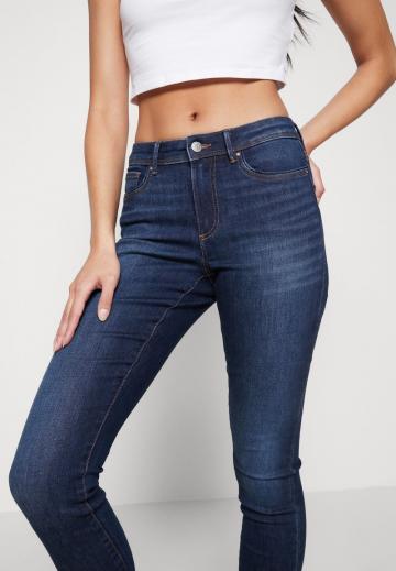 Узкие джинсы