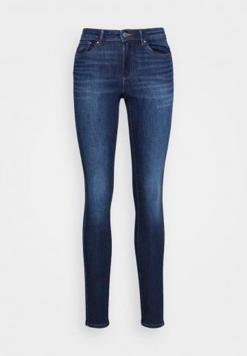 Узкие джинсы