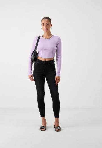 Узкие джинсы