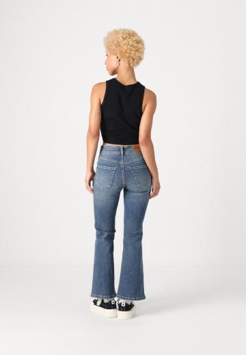 Клешеные джинсы