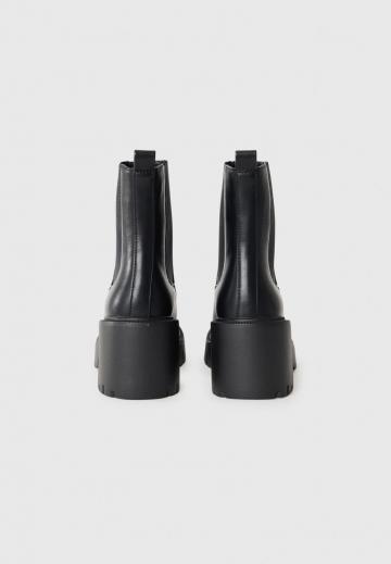 Высокие сапоги