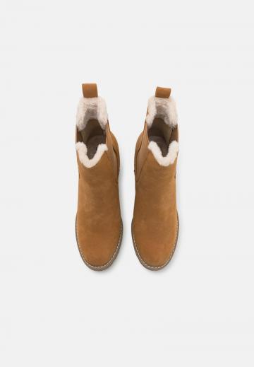 Полусапожки на высоком каблуке