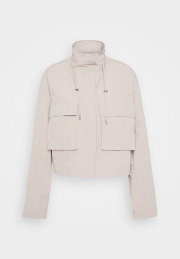 Куртка с накладнымит карманами