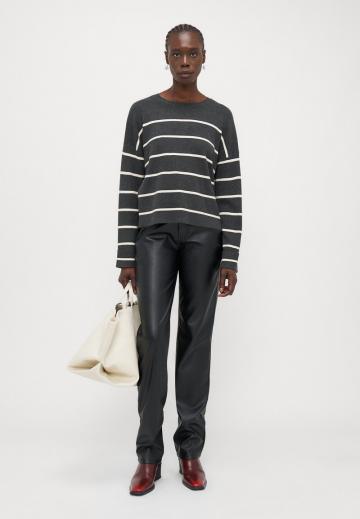 Пуловер в полоску