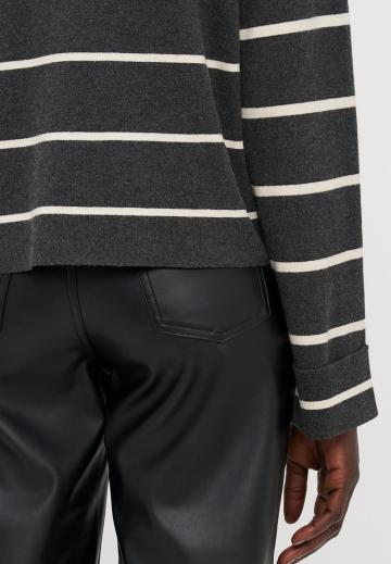 Пуловер в полоску