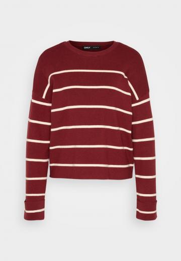Пуловер в полоску