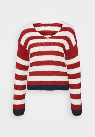 Пуловер в полоску