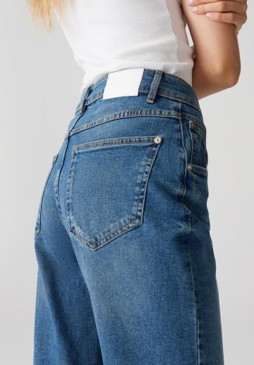 Короткие джинсы