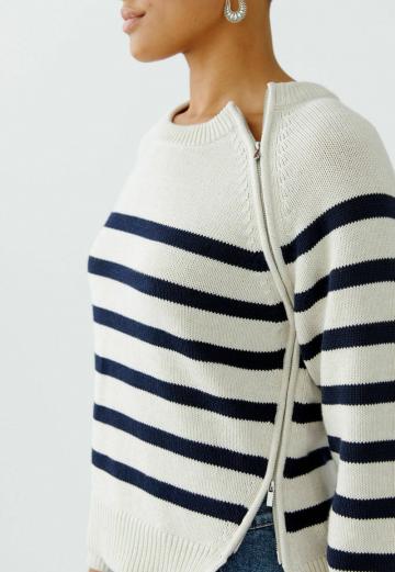 Пуловер в полоску
