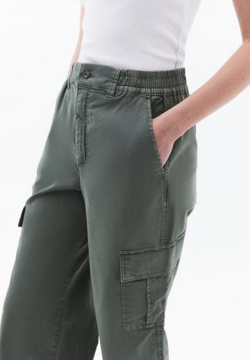 Брюки с накладными карманами