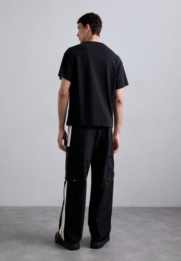 Брюки с накладными карманами